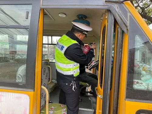 六安公安交警走进木厂中心校 校车驾驶员安全培训筑牢校园出行防线